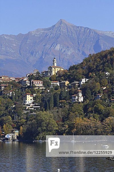 Die Stadt Pino sulla Sponda del Lago Maggiore und der Gipfel Pizzo di Vogorno  Lombardei  Italien  Europa