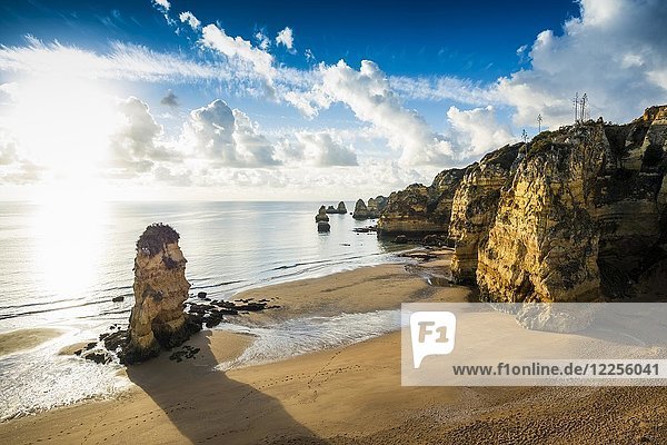 Farbige Klippen und Sonnenaufgang am Strand  Praia da Dona Ana  Lagos  Algarve  Portugal  Europa