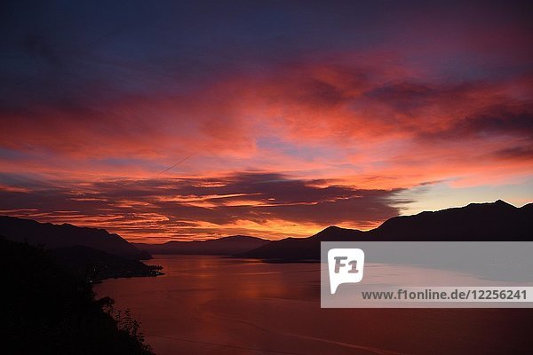 Sonnenuntergang am Lago Maggiore  bei Luino  Lombardei  Italien  Europa