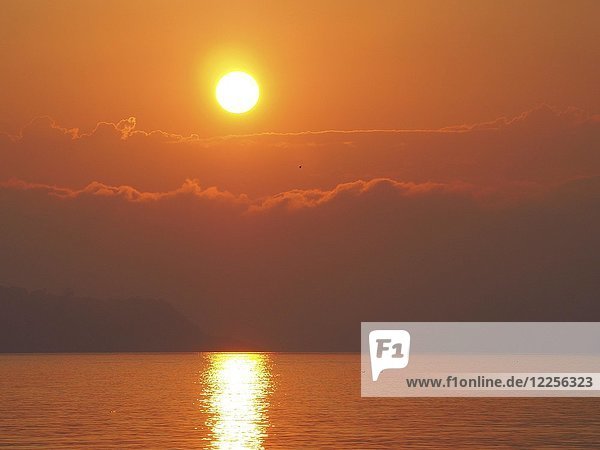 Sonnenaufgang über dem Meer vor Ischia Ponte  Ischia  Kalabrien  Italien  Europa