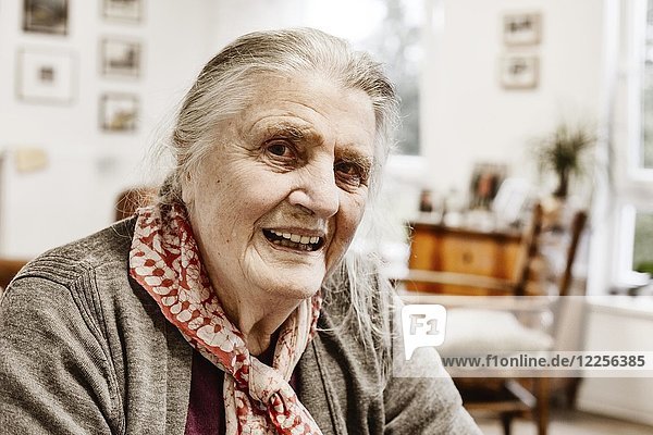 Seniorin in ihrem Zimmer in einem Seniorenheim  Porträt  Jan Tepass  Nordrhein-Westfalen  Deutschland  Europa