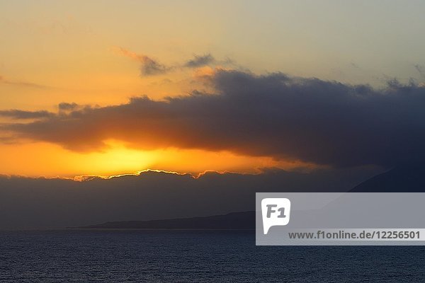 Sonnenuntergang über dem Meer mit dunklen Wolken  Antofagasta  Región de Antofagasta  Chile  Südamerika
