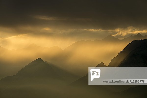 Unterinntal bei Abenddämmerung Schwaz Tirol Österreich Europa