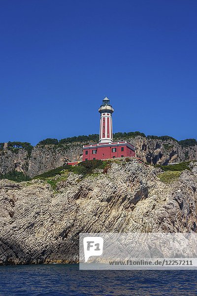 Steilküste mit Punta Carena Leuchtturm Capri Italien Europa