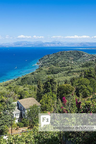 Überblick über die Küstenlinie vom Bergdorf Chlomos  Korfu  Ionische Inseln  Griechenland  Europa