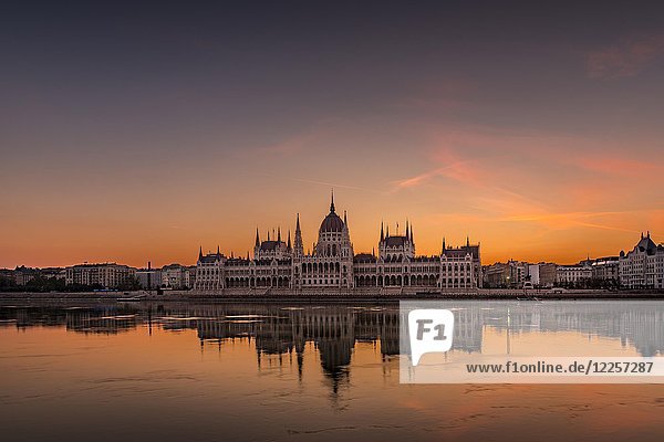 Sonnenaufgang mit Parlament und Wasserspiegelung in der Donau  Budapest  Ungarn  Europa