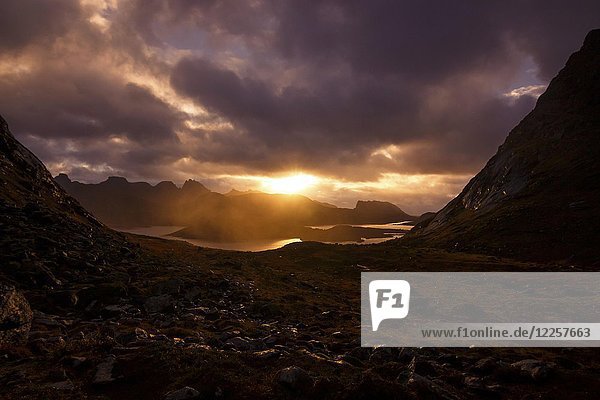 Sonnenaufgang über dem Berg Ryten bei Kvalvika Bay Lofoten Norwegen Europa
