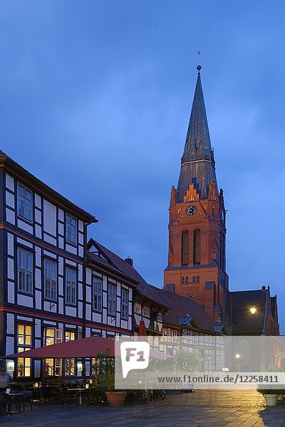 Marktplatz mit Martinskirche in der Abenddämmerung  Nienburg an der Weser  Niedersachsen  Deutschland  Europa