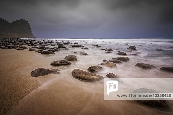 Der Strand von Unstad mit Gewitterwolken Lofoten Norwegen Europa