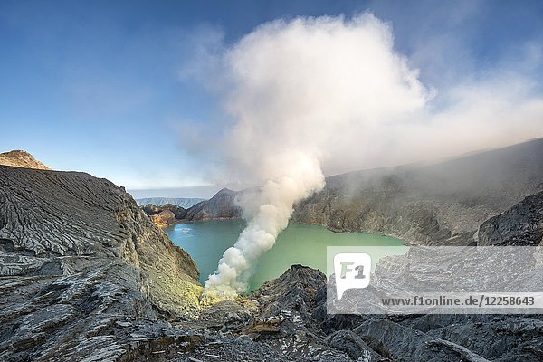 Vulkan Kawah Ijen  Vulkankrater mit Kratersee und dampfenden Schloten  Morgenlicht  Banyuwangi  Sempol  Jawa Timur  Indonesien  Asien