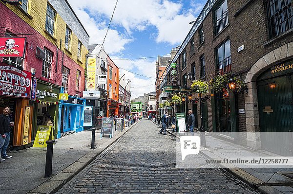 Geschäfte in der Temple Street  Fußgängerzone  Dublin  Irland  Europa