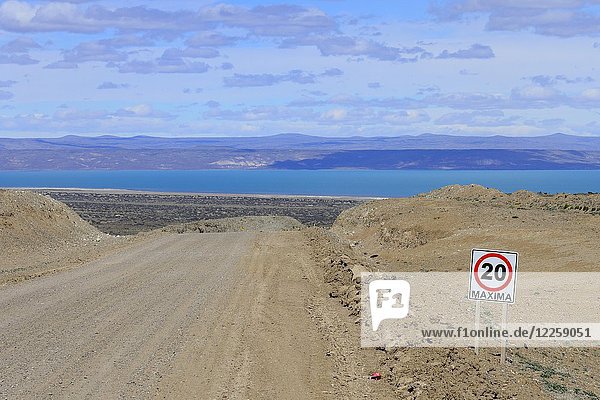 Schotterstraße Ruta 40 mit Geschwindigkeitsbegrenzung 20 Km/h  hinter dem Lago Cardiel und den Anden  in der Nähe des Perito Moreno  Provinz Santa Cruz  Patagonien  Argentinien  Südamerika
