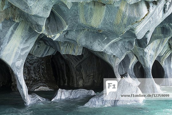 Bizarre Felsformationen der Marmorhöhlen  Cuevas de Marmol  Lago General Carrera  Puerto Rio Tranquilo  Región de Aysén  Chile  Südamerika