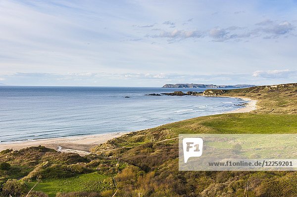 Überblick über die Whitepark-Bucht  in der Nähe von Ballycastle  County Antrim  Nordirland  Vereinigtes Königreich  Europa