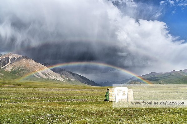 Zelt unter einem Regenbogen über einer Wiese  Naryn-Schlucht  Region Naryn  Kirgisistan  Asien