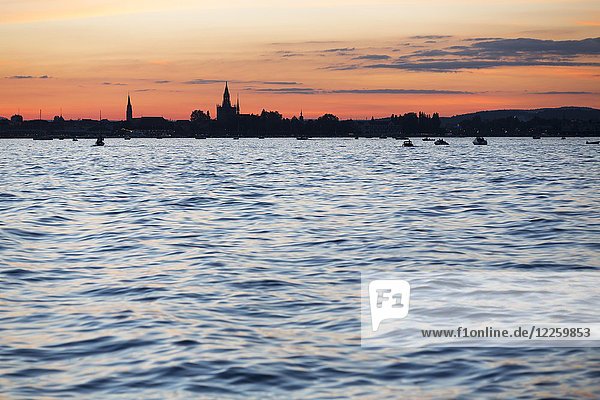 Abendstimmung  Blick über den Bodensee auf Konstanz bei Münster  Thurgau  Schweiz  Europa