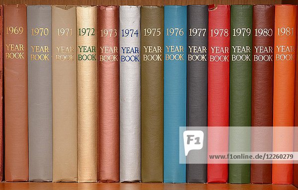 Bücher Jahrbücher in verschiedenen Farben im Regal