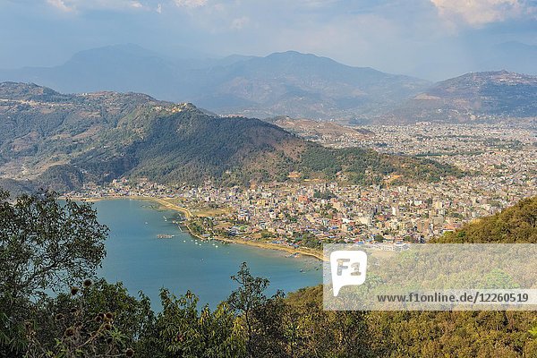 Blick über Pokhara und den Phewa-See von der Weltfriedenspagode  Pokhara  Nepal  Asien