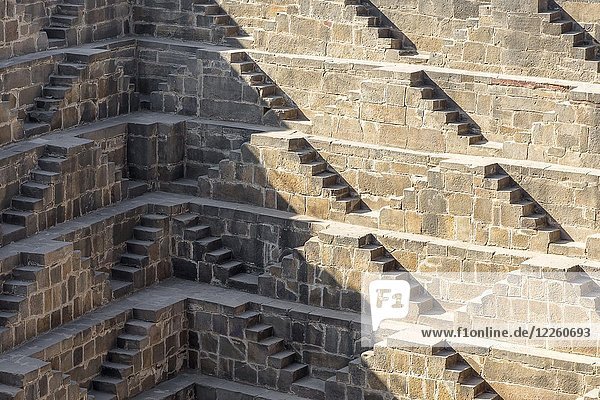 Kolossaler gestufter Wassertank  Detail der Treppe  Abhaneri  Rajasthan  Indien  Asien