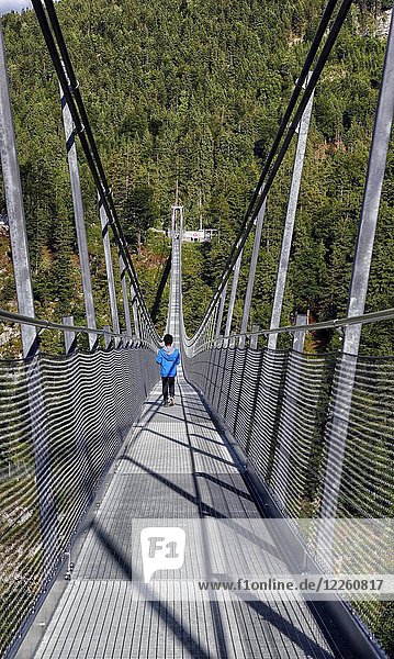 Kind auf Hängebrücke Highline 179  bei Reutte  Tirol  Österreich  Europa