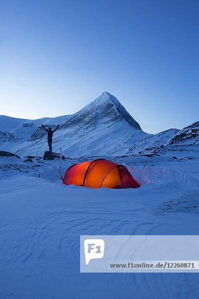 Zelt mit Person im Schnee  Kungsleden oder Königsweg  Provinz Lappland  Schweden  Skandinavien  Europa