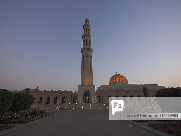 Abendstimmung  Große Sultan-Qabus-Moschee mit Minarett  Muscat  Oman  Asien