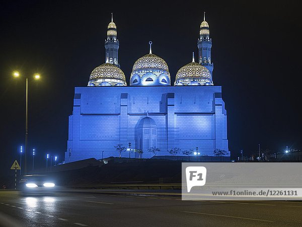 Beleuchtete Mohammed Al Ameen Moschee  Nachtansicht  Muscat  Oman  Asien