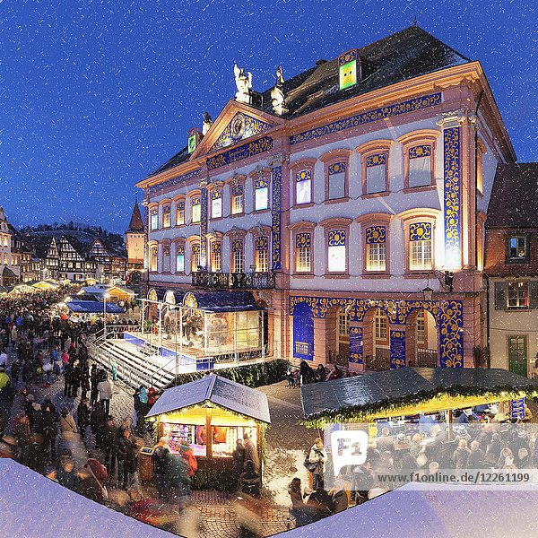 Weihnachtsmarkt mit Schneeflocken  Abenddämmerung  Gengenbach  Schwarzwald  Baden-Württemberg  Deutschland  Europa