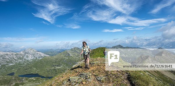 Wanderer auf der Vetternscharte  Schladminger Höhenweg  Schladminger Tauern  Schladming  Steiermark  Österreich  Europa