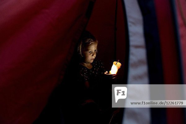 Kleinkind  drei Jahre alt  im Zelt mit Taschenlampe  Deutschland  Europa