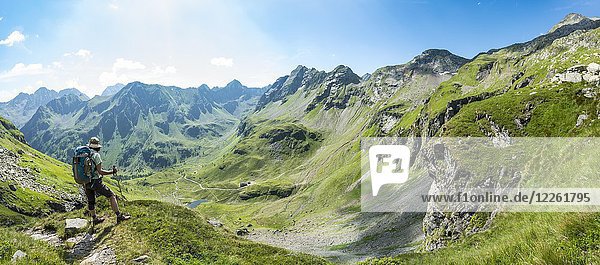 Wanderer beim Abstieg von der Vetternscharte zur Keinprechthütte  Schladminger Höhenweg  Schladminger Tauern  Schladming  Steiermark  Österreich  Europa