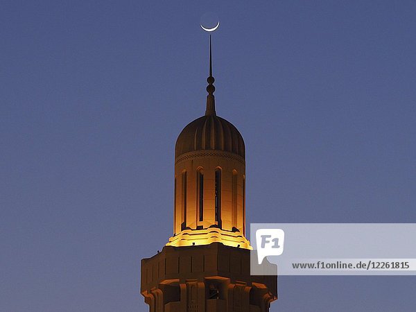 Mondsichel über beleuchtetem Minarett  Große Sultan Qabus Moschee  Muscat  Oman  Asien