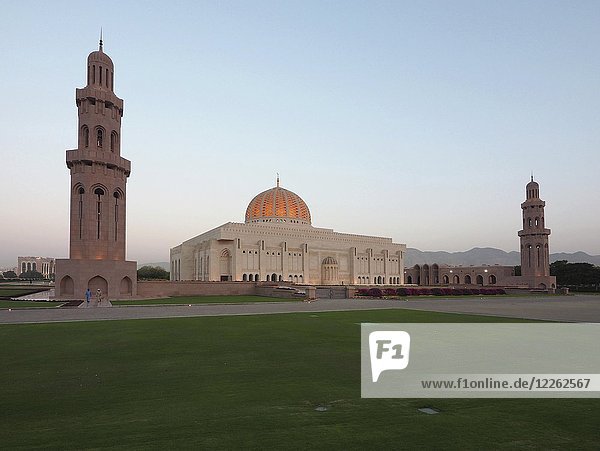 Abendstimmung  Große Sultan-Qabus-Moschee mit Minaretten  Muscat  Oman  Asien