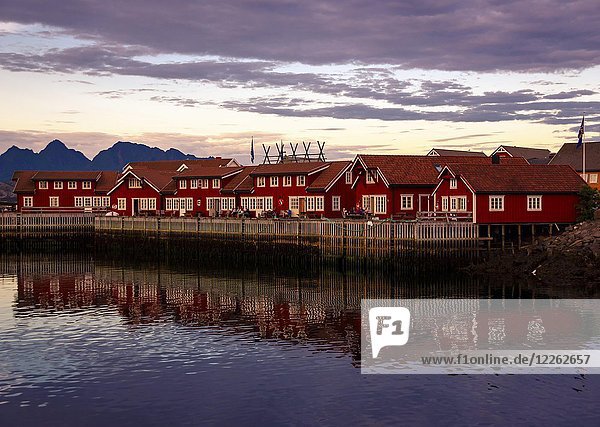 Rotholzhäuser Svolvaer Lofoten Norwegen Europa