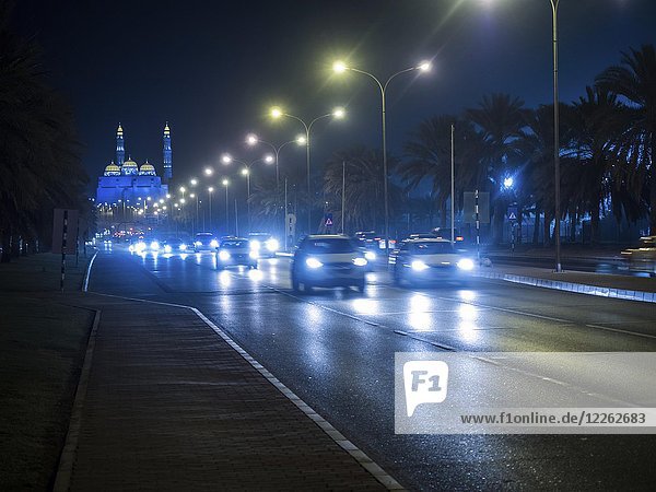 Verkehr vor der beleuchteten Mohammed Al Ameen Moschee  Nachtansicht  Muscat  Oman  Asien