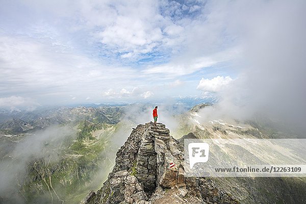 Wanderer auf dem Gipfel des Hochgolling bei aufsteigendem Nebel  Schladminger Höhenweg  Schladminger Tauern  Schladming  Steiermark  Österreich  Europa