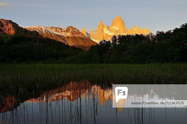 Bergkette mit Cerro Fitz Roy bei Sonnenaufgang  gespiegelt im Lago de Los Tres  Nationalpark Los Glaciares  El Chaltén  Provinz Santa Cruz  Patagonien  Argentinien  Südamerika