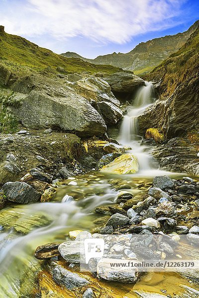 Berglandschaft mit kleinem Wasserfall  Passeiertal  Texelgruppe  Südtirol  Italien  Europa