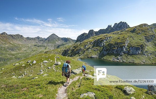 Zwei Wanderer am Brettersee  Schladminger Höhenweg  Schladminger Tauern  Schladming  Steiermark  Österreich  Europa