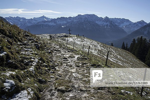 Wanderweg von der Hirschalpe zum Spieser  in den hinteren schneebedeckten Allgäuer Alpen  Oberjoch  Bad Hindelang  Allgäu  Bayern  Deutschland  Europa