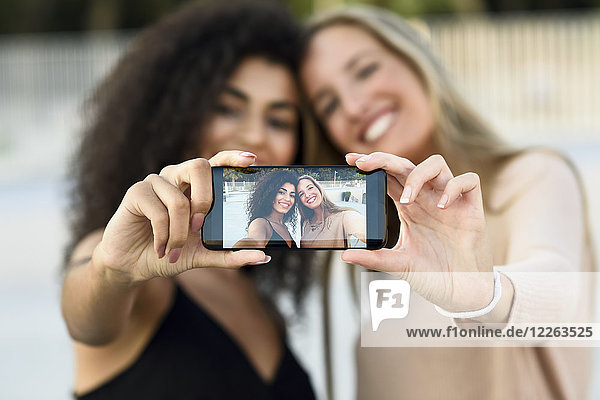 Zwei Freunde nehmen Selfie mit Handy  Nahaufnahme