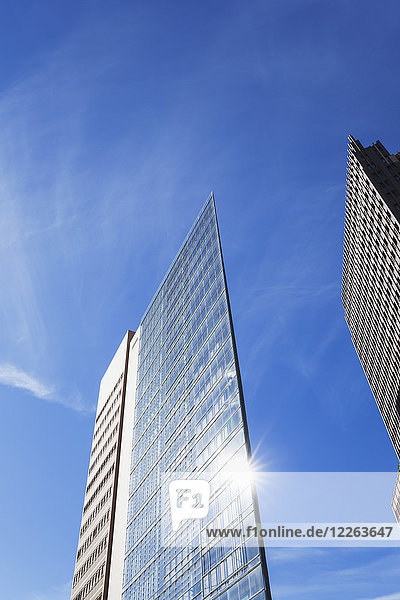 Deutschland Berlin Wolkenkratzer am Potsdamer Platz von unten gesehen