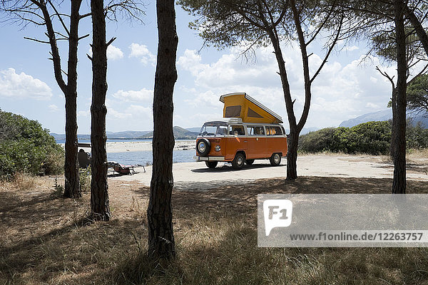 Italien  Sardinien  Posada  Mann im Urlaub mit einem alten Lieferwagen