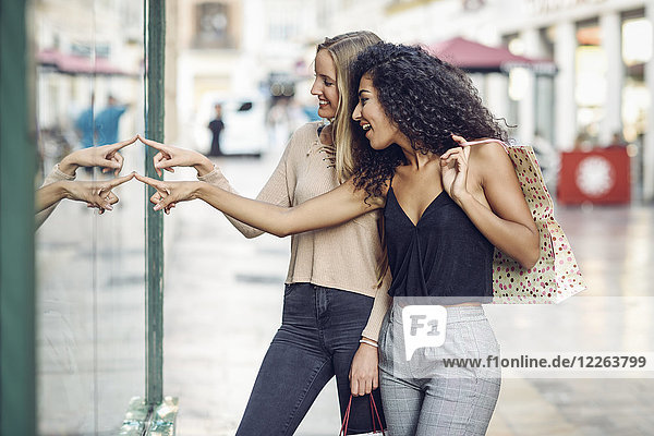 Zwei junge Frauen im Schaufenster