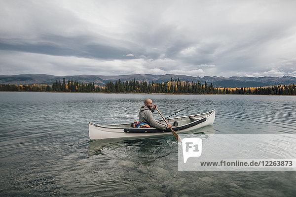 Kanada  British Columbia  Mann im Kanu auf dem Boya Lake