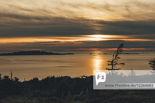 Kanada  British Columbia  Kaien Island  Skeena-Queen Charlotte A  Mount Hays  Prince Rupert bei Sonnenuntergang