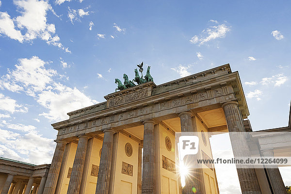 Deutschland  Berlin  Brandenburger Tor im Gegenlicht