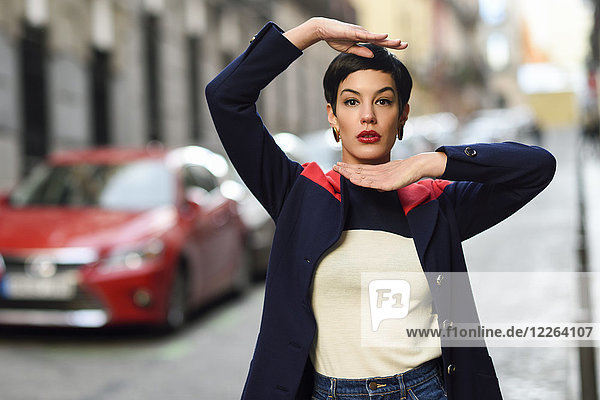 Porträt der modischen jungen Frau auf der Straße