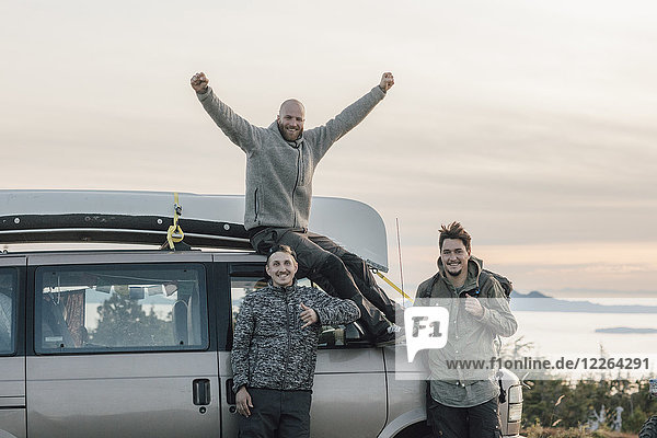 Kanada  British Columbia  Prinz Rupert  glückliche Freunde im Minivan