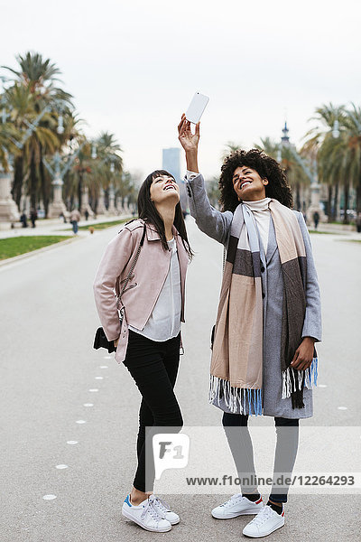 Spanien  Barcelona  zwei glückliche Frauen auf der Promenade